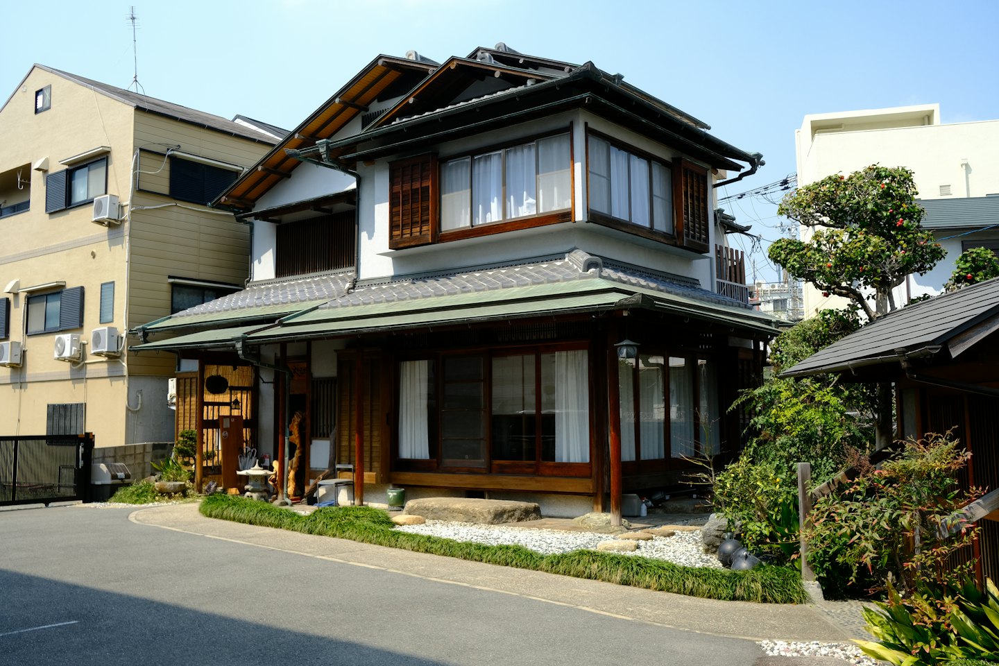 伝統的な日本家屋と近代的なマンションが並んでいる。